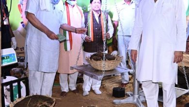 Chief Minister launches Godhan Nyaya Yojana by purchasing 48 kg of cow dung from four farmers. The Chief Minister himself entered the Gobhan Committee's Gobar Purchase Register: Seller presented the cow dung sale card to the farmers celebrated in the Chief Minister's residence with traditional customs of greenery The festival