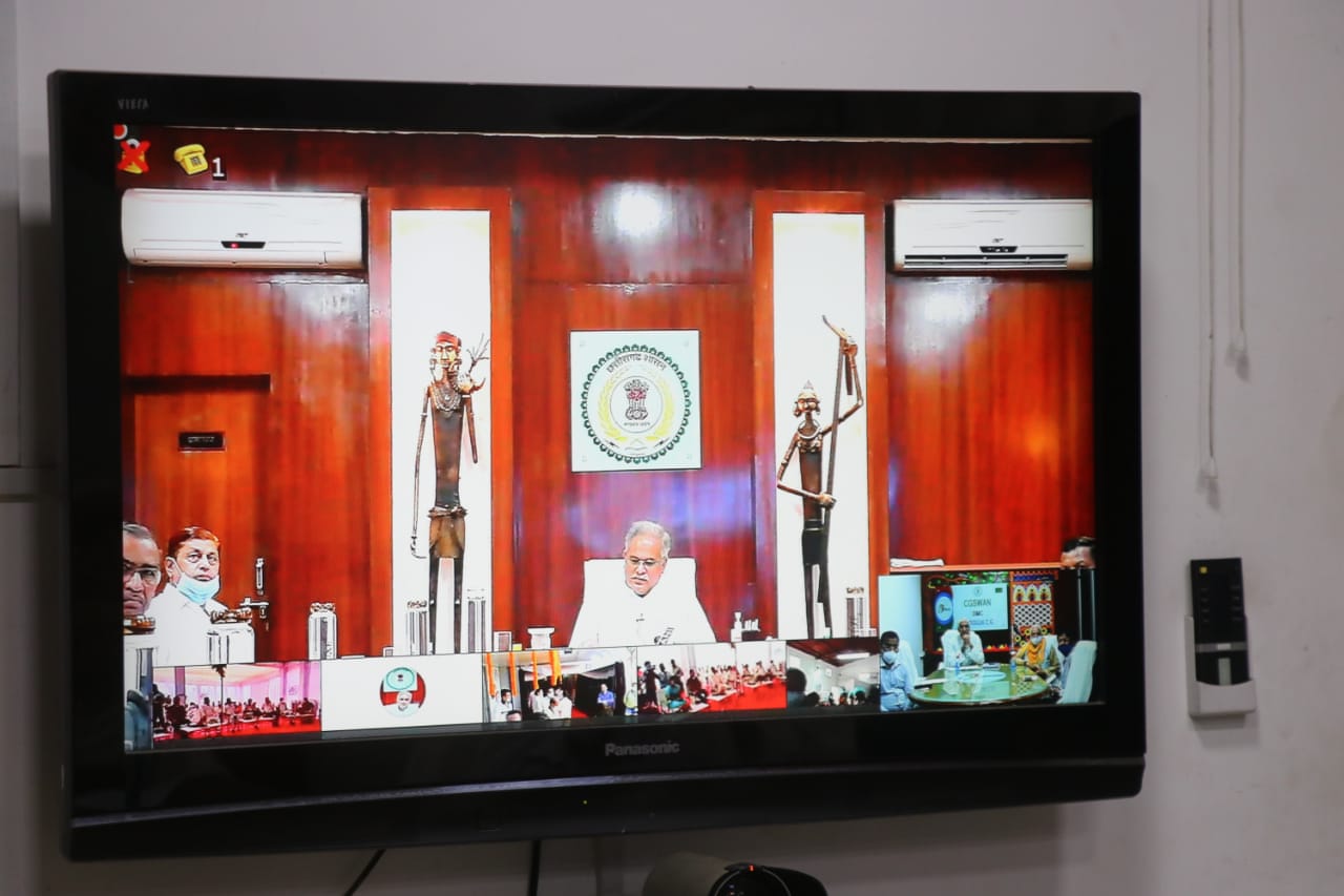 Chief Minister gave gift to Bastar