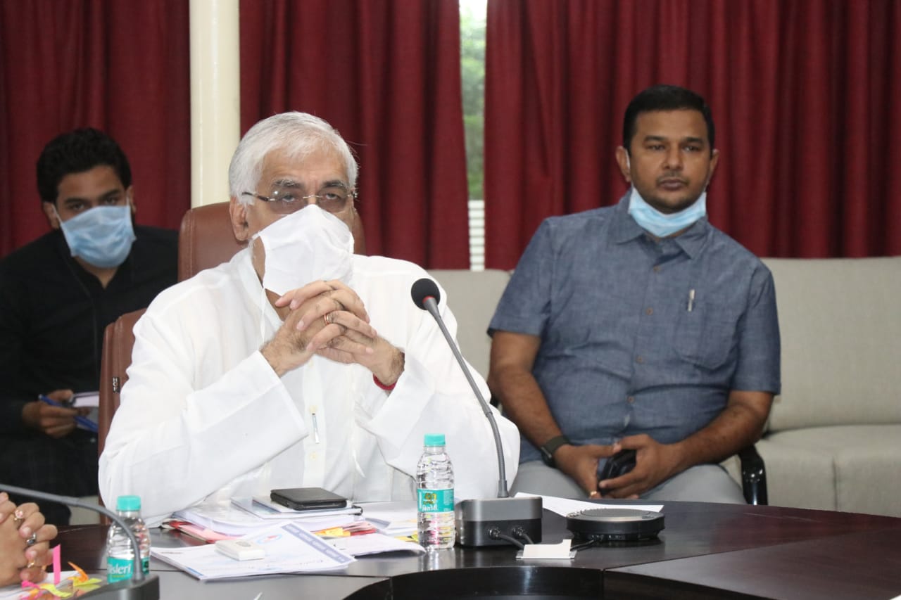 Health Minister Mr. Singhdev reviewed the arrangements of medical colleges and allied hospitals by meeting the meeting of the instructors and directed to tighten the system for quality health services.